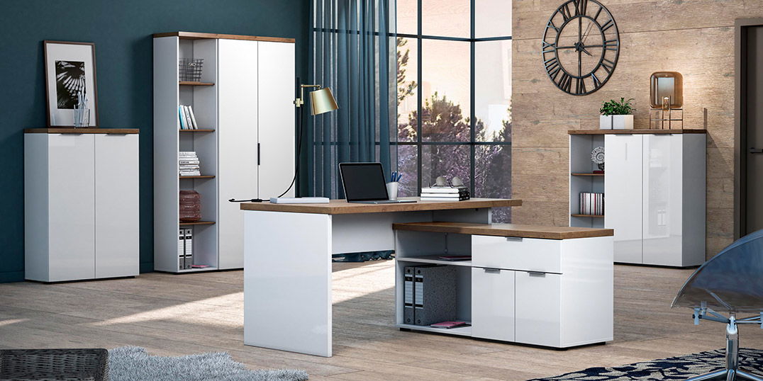 Modernes Büro mit Schränken und einem Eckschreibtisch in Holz- und Weißtönen.